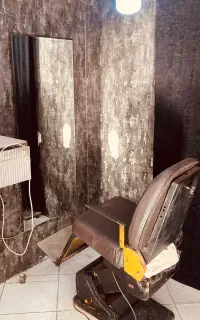 صندلی آرایشگاه مردانه و تابلو  کوچیک بزرگ