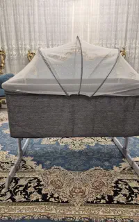 تخت کودک کنار مادر