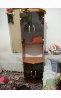 در اول بوفه میز تلفن