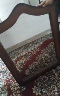 آینه با قاب دور چوبی