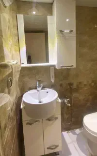 یک عدد روشویی، باکس و آیینه در حد نو