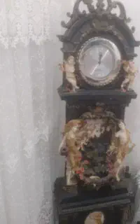 مجسمه ساعت ایستاده
