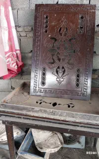 دو عدد میز پایه فلزی،،سه عدد میز چوبی،دوعدد