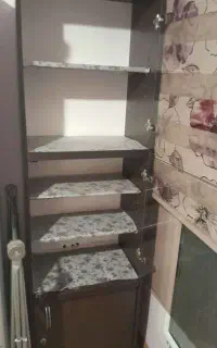 کتابخانه ویترینی دارای قفسه با درب شیشه ای کمد دار
