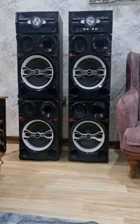 باند راک دیجی دار با میکروفون