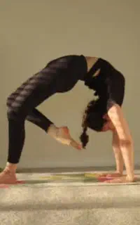 سالن تخصصی یوگا همراه با کلاس یوگای کودکان