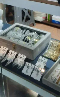تعدادی اکسسوری بدلیجات وعینک آفتابی واستند