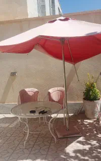 میز به همراه دو صندلی و یک چتر
