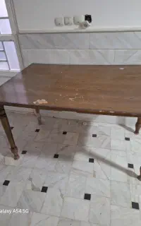 میز ی به طول ۱۲۵ و عرضش ۸۵ و ارتفاع ۸۵
