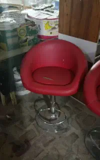 دو عدد صندلی وتعدادی وسایل حراج
