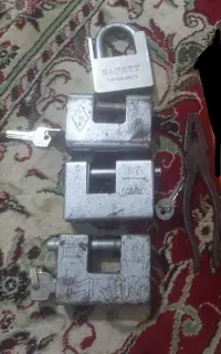 4عدد قفل 1عدد انبر دست