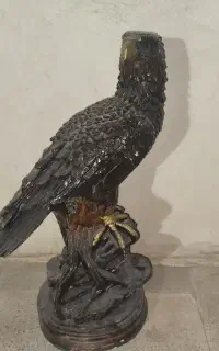 مجسمه عقاب کاملا سالم