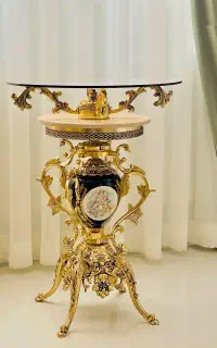 میز تلفن و اباژور کنار سالنی