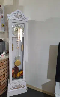 ساعت ایستاده . میز تلویزیون و ابنما