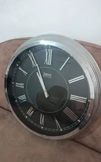 دو عدد ساعت دیواری