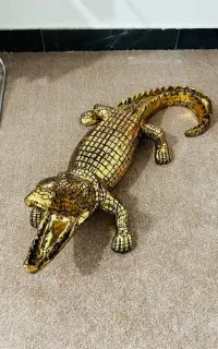 دکوری تمساح رنگ طلایی