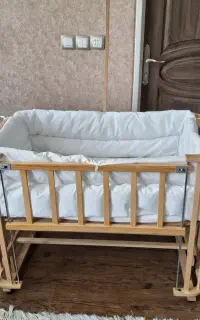 گهواره کنار تخت