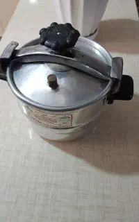 یک زودپز بفروش میرسد