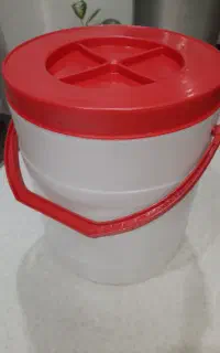 دبه پلاستیکی (۱۰ لیتری ۲ عدد + ۲۰ لیتری درب بزرگ )