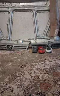 اسباب بازی کاپوت و جلو پنجره