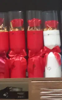 دسته گل روبانی  و گلبرگ آماده