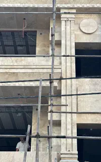 نگهبان ساختمان در حال ساخت