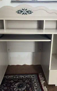 میز تحریر وکامپیوتر