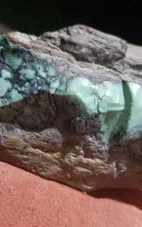 واریسیت عنکبوتی زنده معدنی وآمتیس مشکی وسبز