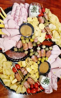 فینگرفود و سینی مزه و کیک های کافی شاپ