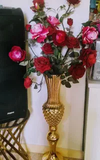گل رز مصنوعی و گلدان طلایی