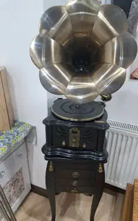 گرامافون ومیز