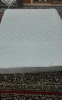 تشک رویال دونفره و میز ناخن کار و استند لاک
