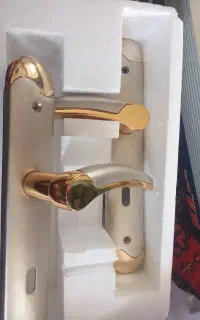 دو دست دستگیره آلومینیومی با روکش طلایی چپ و راست