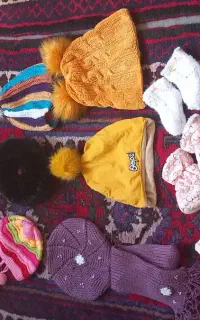 چند عدد شال و کلاه و دستکش و جوراب زمستانی