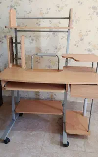 میز تحریر و کامپیوتر