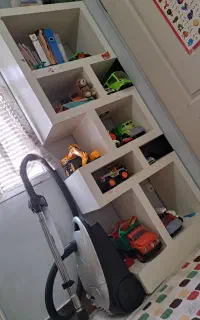 کتابخانه یا ویترین اسباب بازی