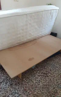 دوعدد چهار پایه چوبی و تشک یکنفره