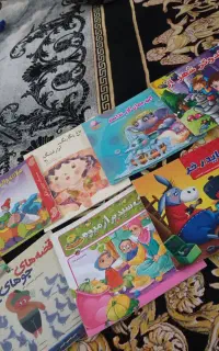 مقداری کتاب داستان کودکانه و کتاب زبان خارجه