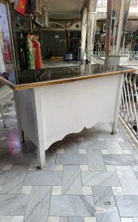 یک میز برش خیاطی