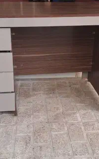 میز اداری و کامپیوتر