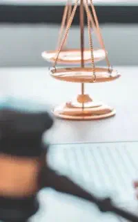 وکیل پایه یک دادگستری بابیش از 12سال تجربه حرفه ای