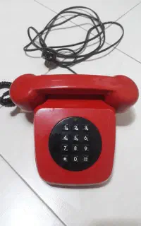 تلفن قدیمی  نوستالژی قرمز و سبز