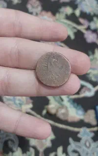 سکه قدیمی مسی و سنگ