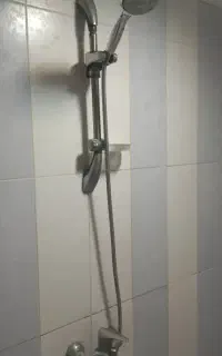 تعدادی شیرآلات و روشویی