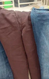 سه تا شلوار جین سایز ۳۴ بفروش میرسد