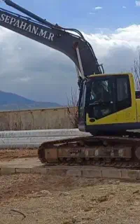 راننده بیل میکانیکی زنجیری هستم