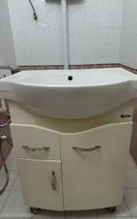 روشویی کابینتی پایه‌دار بدنه PVC سالم