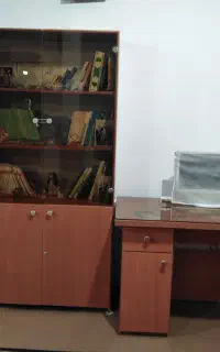 میز و کتابخانه