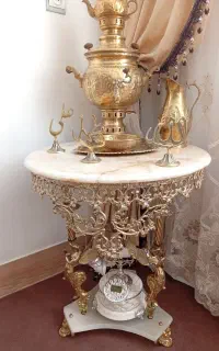 میز برنز با سماور و کنار سماوری