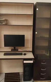 کتابخانه و میز تحریر و کامپیوتر